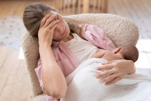 mãe com dificuldades na amamentação