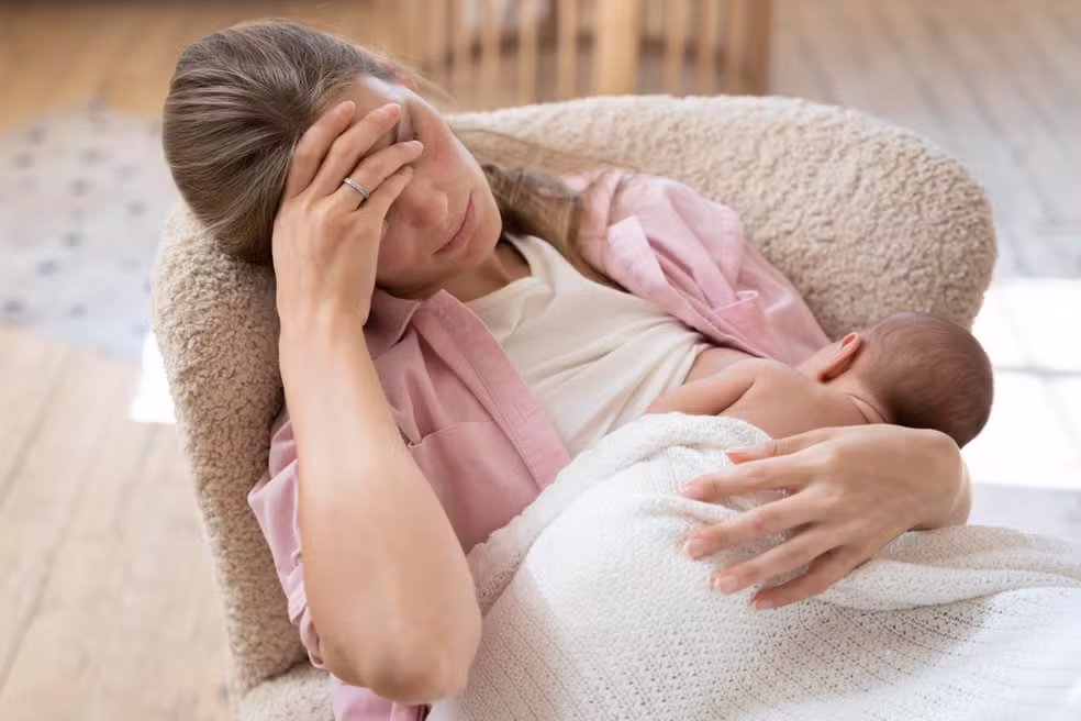 mãe com dificuldades na amamentação
